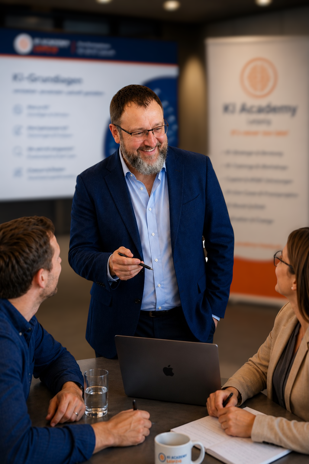 Ingo Günther im Workshop-Gespräch mit Teilnehmenden vor der KI Academy Leipzig Präsentation